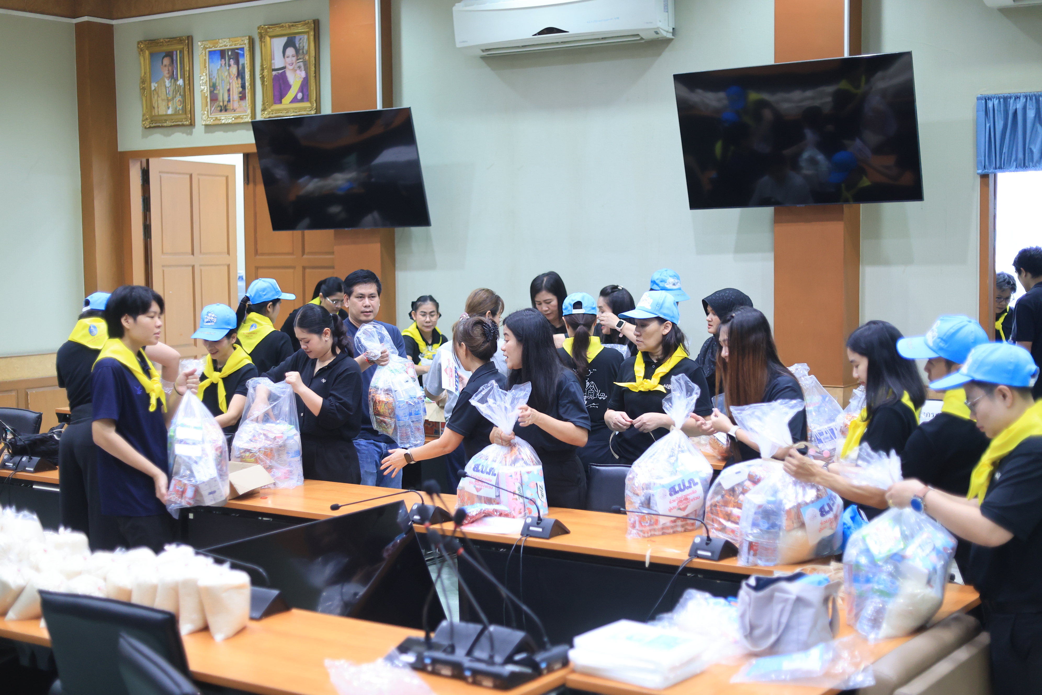 title - ส.ป.ก. ระดมจิตอาสาเตรียมถุงยังชีพ ส่งต่อความห่วงใยจาก รมช.เกษตรฯ ถึงมือผู้ประสบอุทกภัย